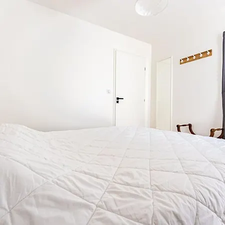 Maison Neuve Avec Piscine Chauffée – 4 Chambres, Près - Fr-1-835-39 Villa