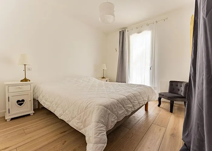 Maison Neuve Avec Piscine Chauffée – 4 Chambres, Près - Fr-1-835-39 *