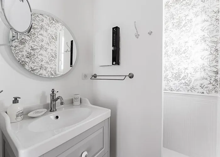 Maison Neuve Avec Piscine Chauffée – 4 Chambres, Près - Fr-1-835-39 Villa