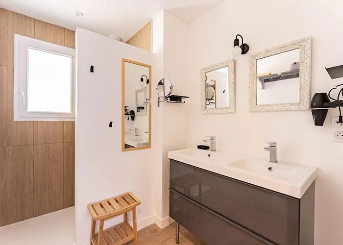 Maison Neuve Avec Piscine Chauffée – 4 Chambres, Près - Fr-1-835-39 Villa *