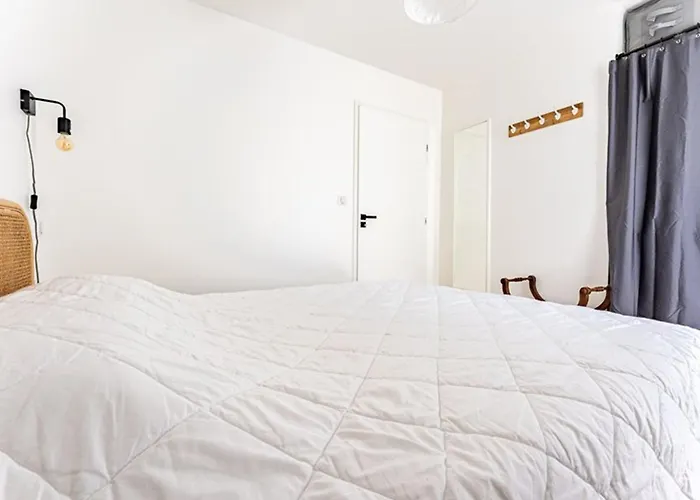 Maison Neuve Avec Piscine Chauffée – 4 Chambres, Près - Fr-1-835-39 Villa